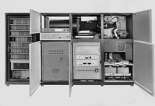 Abb. 1: Hell-Digiset. Quelle: https://www.aepm.eu/publications/occasional-papers/the-life-and-extraordinary-achievements-of-one-dr-ing-rudolf-hell/